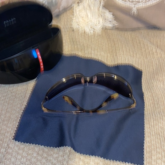 🌹♣️🌹NWOT PRADA Gold Polarized Sunglasses - Picture 3 of 16